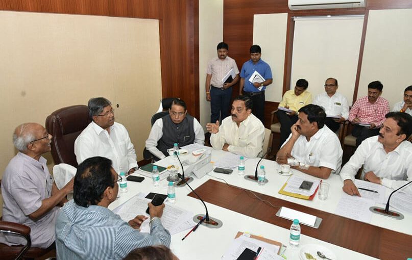 Read more about the article On 18th September 2017, Revenue Minister, Chandrakant Patil conducted a meeting with the members of the Maharashtra Legislative Assembly. The meeting was held to review and discuss the funds given to Jalgaon Municipal Corporation for the development of the district.  It witnessed the presence of Shri Eknathrao Khadse, Smita Wagh, Suresh Damu Bole, Umesh Patil, Haribhau Jawale, Lalit Kolhe, Nitin Laddha (former Mayor of Jalgaon Municipal Corporation), and Kishor Raje Nimbalkar (Jalgaon District Collector).  The funds provided by CM Devendra Fadnavis will be listed out and thoroughly reviewed on how it will be used for the development purpose. Chandrakant Patil also insinuated that if required, another revision is in order.     The Following points were discussed at the meeting for the Proposal to develop Jalgaon District:-  Beautification of Mehrun Lake (Jalgaon) and road construction. Create employment opportunities in the Revenue Department. New administrative building would be constructed at Jamnar, Yaval, Chopda, Bhusawal, and Jalgaon. Insufficient funding that had earlier stopped the construction of the Flyover Bridge at Shivaji Nagar and Pimpla, to be continued and headed by the Jalgaon railway Department. Five Crores Special Funds has been allotted to the Municipal Corporation for the Water Conservation scheme to improve water supply and drainage system in the district. However, the deadline to end water cuts in the area has been extended.